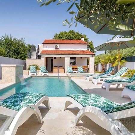 4 Bedroom Stunning Home In Pomer Exterior photo