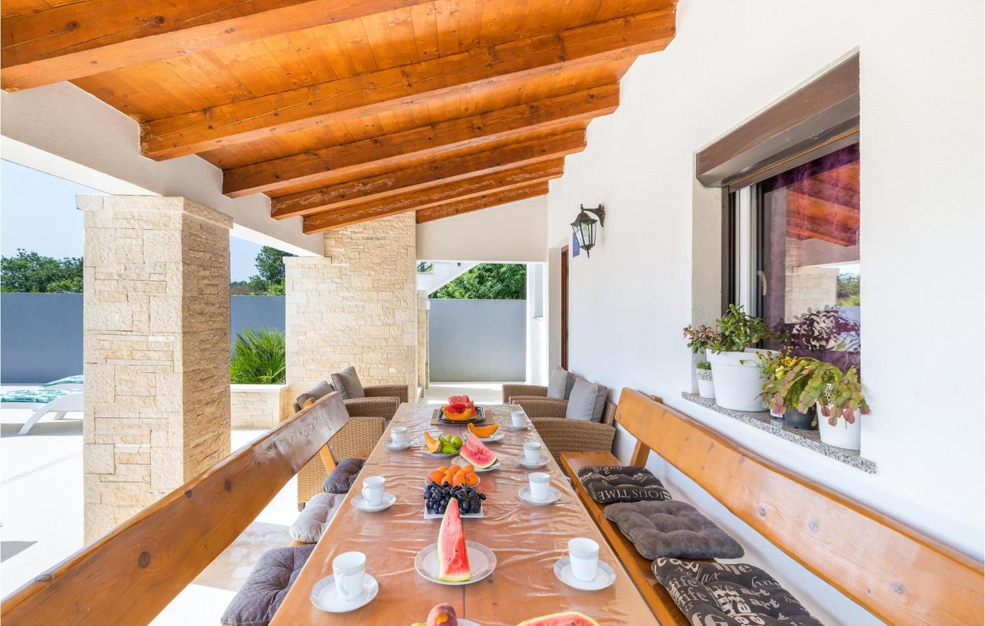 4 Bedroom Stunning Home In Pomer Exterior photo